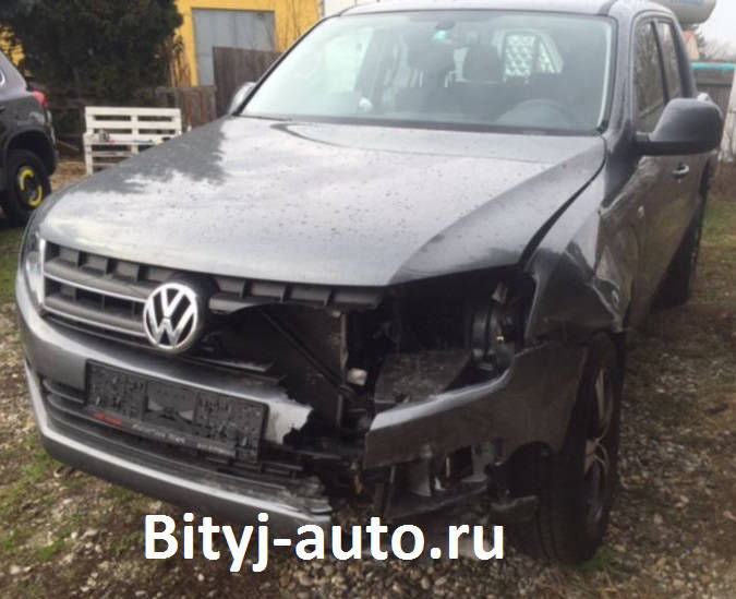 на фото: аварийный Volkswagen Amarok, удар в передний бампер, фару и крыло