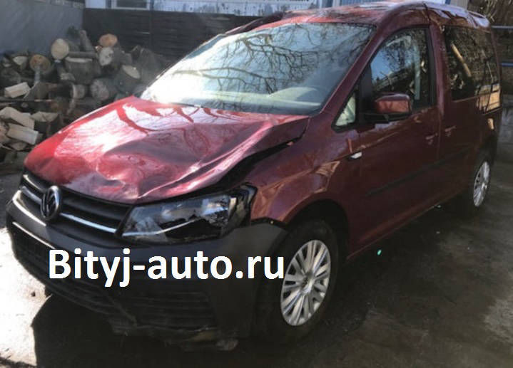 на фото: Volkswagen Caddy перевертыш после наезда на обочину