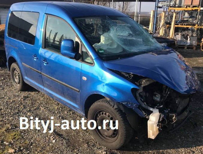 на фото: Volkswagen Caddy аварийная передня часть автомобиля