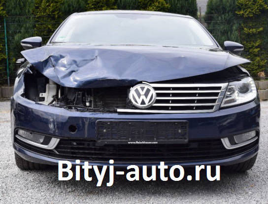 на фото: битый Volkswagen Passat СС, удар в переднюю правую часть авто 
