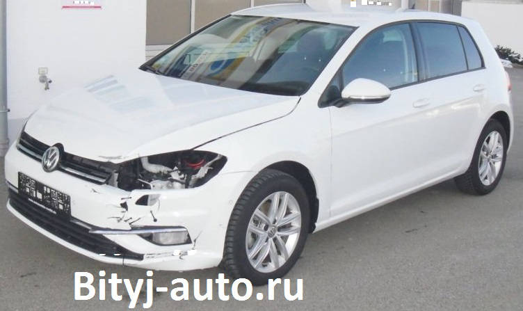 на фото: Volkswagen Golf после легкого дтп, бампер и левая фара разбиты