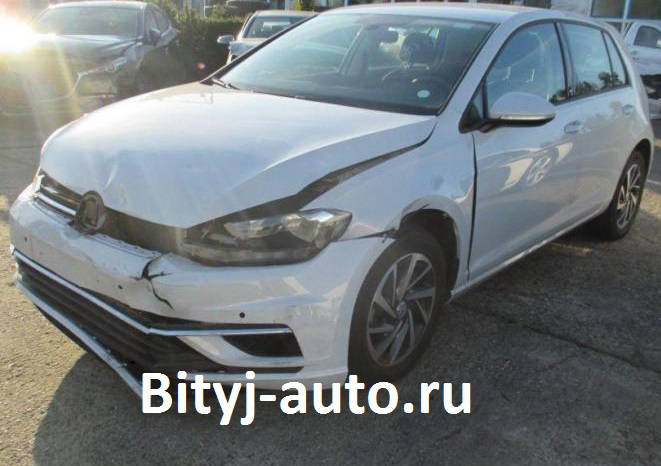 на фото: аварийный Volkswagen Golf бампер и левая фара и капот разбиты
