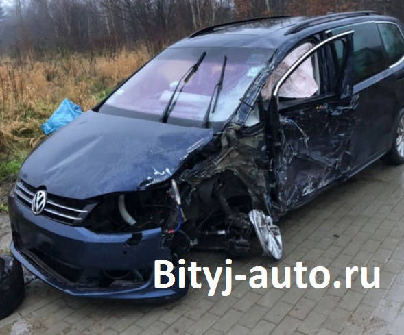 на фото: Volkswagen Sharan сильно битый в левую часть машины