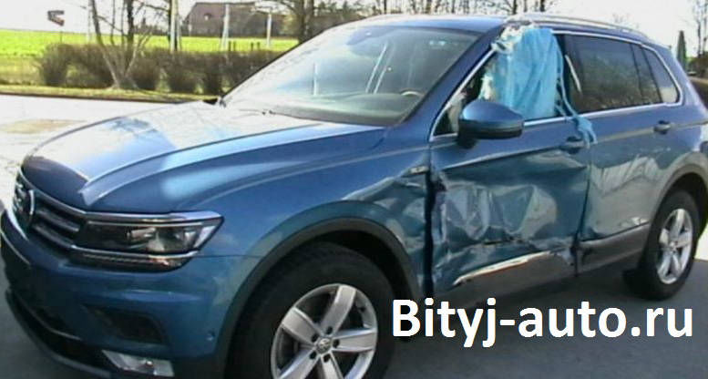 на фото: Volkswagen Tiguan прилично битый в водительскую дверь