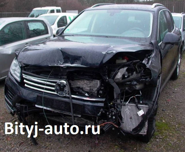 на фото: аварийный Volkswagen Touareg NF, разбит передний левый угол автомобиля