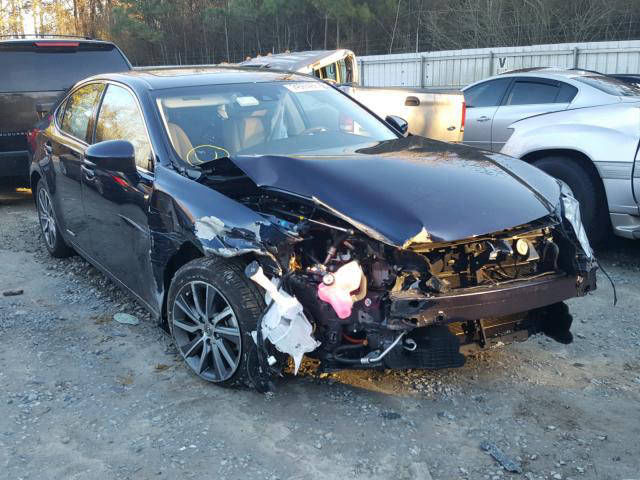 на фото: аварийный Lexus ES 300 сильный передний удар