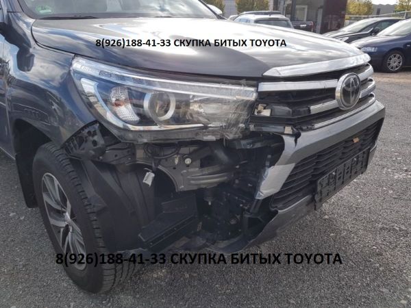 на фото: Toyota Hilux битый в переднюю правую часть кузова