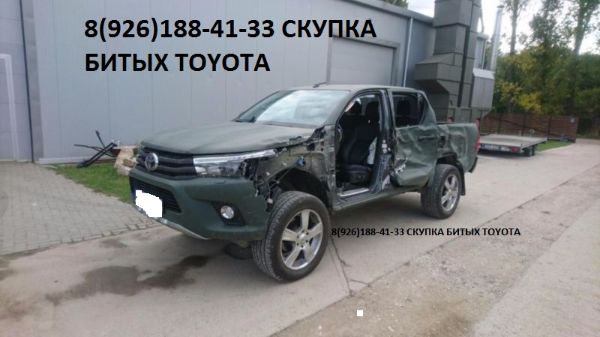 на фото: сильно битый Toyota Hilux, удар в бок, кузов ушел